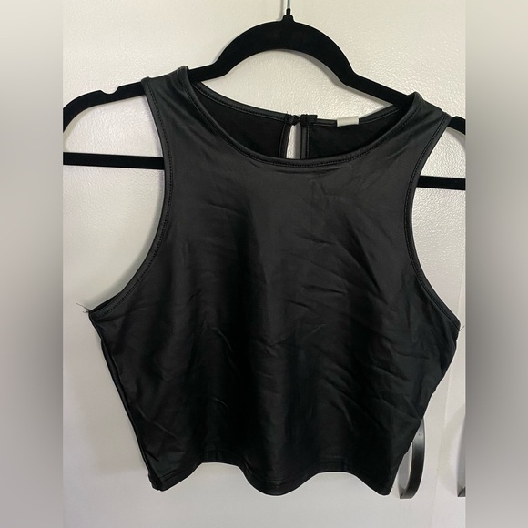 Tops - NWOT. Sleeveless crop top, L